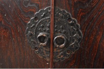 中古　岩谷堂箪笥　上品なデザインの黒金具がアクセントになった縦型キャビネット(収納棚、戸棚、飾り棚、ブックケース、本箱)(R-067500)