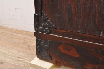 中古　岩谷堂箪笥　上品なデザインの黒金具がアクセントになった縦型キャビネット(収納棚、戸棚、飾り棚、ブックケース、本箱)(R-067500)