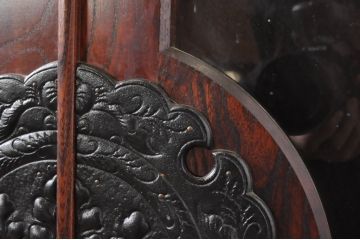 中古　岩谷堂箪笥　上品なデザインの黒金具がアクセントになった縦型キャビネット(収納棚、戸棚、飾り棚、ブックケース、本箱)(R-067500)