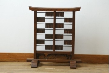 アンティーク雑貨　珍品　希少!!　欅材　古い商家の帳場で使われていた小さな札付き衝立て　(R-067503)