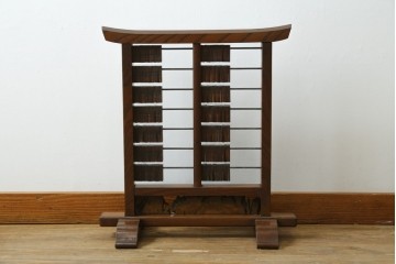 アンティーク雑貨　珍品　希少!!　欅材　古い商家の帳場で使われていた小さな札付き衝立て　(R-067503)