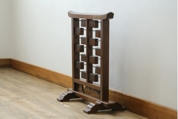 アンティーク雑貨　珍品　希少!!　欅材　古い商家の帳場で使われていた小さな札付き衝立て　(R-067503)