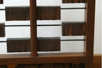 アンティーク雑貨　珍品　希少!!　欅材　古い商家の帳場で使われていた小さな札付き衝立て　(R-067503)