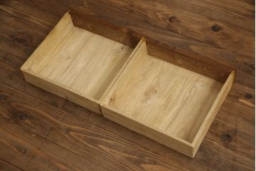 和製ビンテージ　高級杉材　前面欅(ケヤキ)材　側面の彫刻デザインがアクセントの文机(座机、ワークデスク、在宅用、在宅ワーク用、ローテーブル、ヴィンテージ)(R-067504)