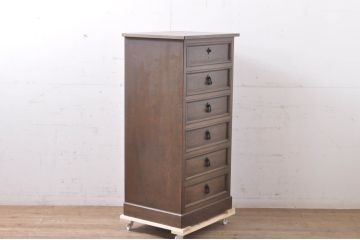 中古　神戸洋家具　伊藤家具　落ち着いた色合いと上品な佇まいが魅力的な縦型チェスト(洋服箪笥、引き出し、サイドチェスト、ハイチェスト)(R-067511)