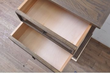 中古　神戸洋家具　伊藤家具　落ち着いた色合いと上品な佇まいが魅力的な縦型チェスト(洋服箪笥、引き出し、サイドチェスト、ハイチェスト)(R-067511)