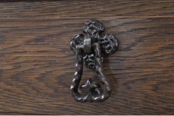 中古　神戸洋家具　伊藤家具　落ち着いた色合いと上品な佇まいが魅力的な縦型チェスト(洋服箪笥、引き出し、サイドチェスト、ハイチェスト)(R-067511)