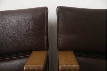 中古　美品!!　CONDE HOUSE(カンディハウス)　BOLS(ボルス)　ナラ材　本革(レザー)　落ち着いた寛ぎの空間づくりにおすすめなアーム付きダイニングチェア4脚セット(椅子、イス)(定価4脚で約56万円)(R-067513)