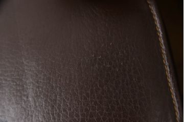 中古　美品!!　CONDE HOUSE(カンディハウス)　BOLS(ボルス)　ナラ材　本革(レザー)　落ち着いた寛ぎの空間づくりにおすすめなアーム付きダイニングチェア4脚セット(椅子、イス)(定価4脚で約56万円)(R-067513)