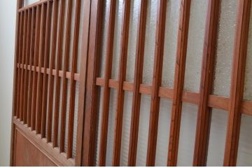 アンティーク建具　最高級!!　特注!!　総欅(ケヤキ)材漆塗り　和の空間を演出する格子ガラス戸2枚セット(引き戸、格子戸)(R-067527)
