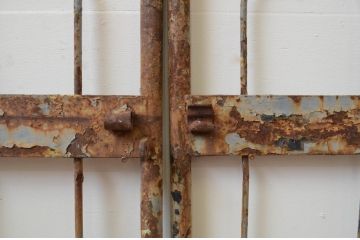アンティーク建具　ペイント仕上げ限定　ペンキの剥げたアイアンゲート1対2枚セット(門扉、フェンス)(R-067534)