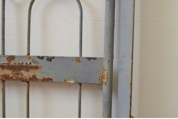 アンティーク建具　ペイント仕上げ限定　ペンキの剥げたアイアンゲート1対2枚セット(門扉、フェンス)(R-067534)