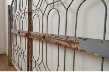 アンティーク建具　ペイント仕上げ限定　ペンキの剥げたアイアンゲート1対2枚セット(門扉、フェンス)(R-067534)