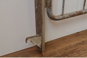 アンティーク建具　ペイント仕上げ限定　ペンキの剥げたアイアンゲート1対2枚セット(門扉、フェンス)(R-067534)