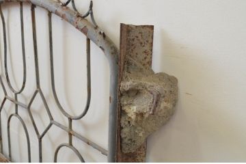 アンティーク建具　ペイント仕上げ限定　ペンキの剥げたアイアンゲート1対2枚セット(門扉、フェンス)(R-067534)