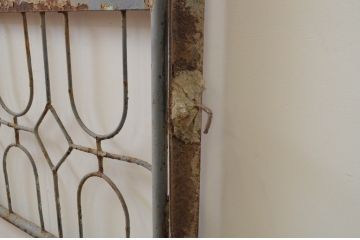 アンティーク建具　ペイント仕上げ限定　ペンキの剥げたアイアンゲート1対2枚セット(門扉、フェンス)(R-067534)