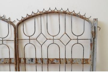 アンティーク建具　ペイント仕上げ限定　ペンキの剥げたアイアンゲート1対2枚セット(門扉、フェンス)(R-067534)