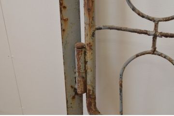アンティーク建具　ペイント仕上げ限定　ペンキの剥げたアイアンゲート1対2枚セット(門扉、フェンス)(R-067534)