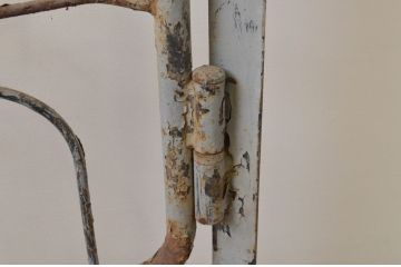 アンティーク建具　ペイント仕上げ限定　ペンキの剥げたアイアンゲート1対2枚セット(門扉、フェンス)(R-067534)