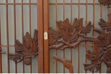 アンティーク建具　高級品!!　片面ガラス　在銘入り　松竹梅・鶴亀の彫刻の書院戸4枚セット(引き戸、ガラス窓)(R-067549)