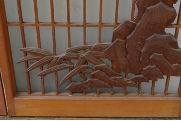アンティーク建具　高級品!!　片面ガラス　在銘入り　松竹梅・鶴亀の彫刻の書院戸4枚セット(引き戸、ガラス窓)(R-067549)
