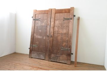 アンティーク建具　特大!!　ヒノキ材　味わい深い風合いの立派な門扉1対2枚セット(木製扉、蔵戸、玄関戸)(R-067551)