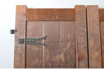 アンティーク建具　特大!!　ヒノキ材　味わい深い風合いの立派な門扉1対2枚セット(木製扉、蔵戸、玄関戸)(R-067551)