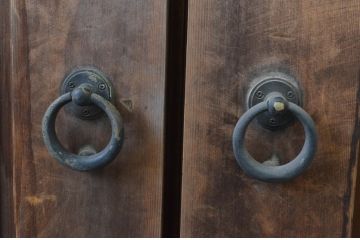 アンティーク建具　特大!!　ヒノキ材　味わい深い風合いの立派な門扉1対2枚セット(木製扉、蔵戸、玄関戸)(R-067551)