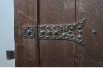 アンティーク建具　特大!!　ヒノキ材　味わい深い風合いの立派な門扉1対2枚セット(木製扉、蔵戸、玄関戸)(R-067551)