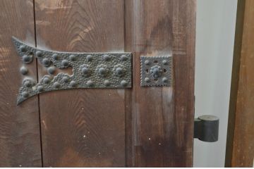 アンティーク建具　特大!!　ヒノキ材　味わい深い風合いの立派な門扉1対2枚セット(木製扉、蔵戸、玄関戸)(R-067551)