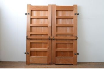 アンティーク建具　特大!!　ヒノキ材　味わい深い風合いの立派な門扉1対2枚セット(木製扉、蔵戸、玄関戸)(R-067551)