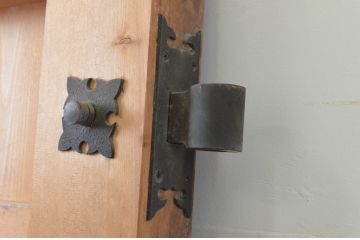 アンティーク建具　特大!!　ヒノキ材　味わい深い風合いの立派な門扉1対2枚セット(木製扉、蔵戸、玄関戸)(R-067551)