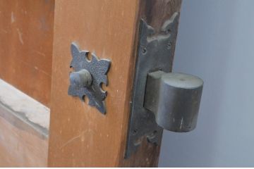 アンティーク建具　特大!!　ヒノキ材　味わい深い風合いの立派な門扉1対2枚セット(木製扉、蔵戸、玄関戸)(R-067551)