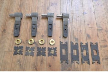 アンティーク建具　特大!!　ヒノキ材　味わい深い風合いの立派な門扉1対2枚セット(木製扉、蔵戸、玄関戸)(R-067551)