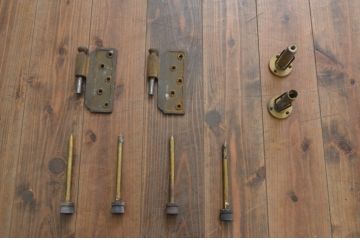 アンティーク建具　総ヒノキ材　古い木味が趣を醸し出す小さなくぐり戸1枚(木製扉、潜戸、潜り戸、小扉、ドア)(R-067555)
