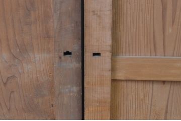 アンティーク建具　杉材　濃い木色が落ち着いた雰囲気を醸し出す板戸窓2枚セット(引き戸)(R-067561)