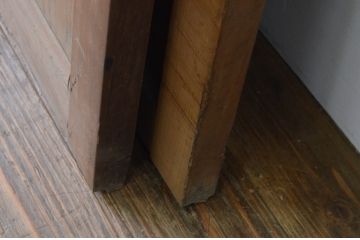 アンティーク建具　杉材　濃い木色が落ち着いた雰囲気を醸し出す板戸窓2枚セット(引き戸)(R-067561)