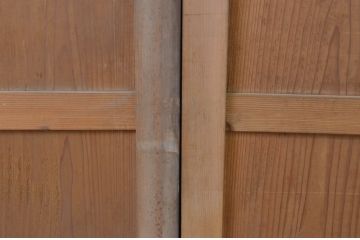 アンティーク建具　杉材　シンプルなデザインでインテリアに取り入れやすい板戸窓2枚セット(引き戸)(R-067563)