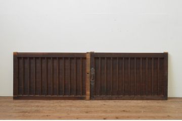 アンティーク建具　杉材　縦格子入り　和モダンな空間づくりにぴったりの板戸窓2枚セット(格子戸、引き戸)(R-067571)