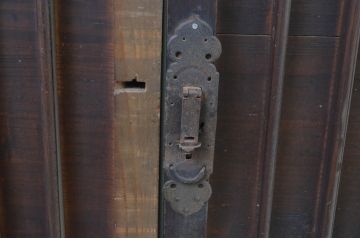 アンティーク建具　杉材　縦格子入り　和モダンな空間づくりにぴったりの板戸窓2枚セット(格子戸、引き戸)(R-067571)
