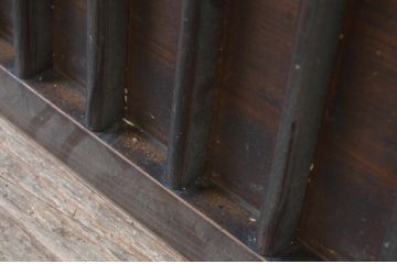 アンティーク建具　杉材　縦格子入り　和モダンな空間づくりにぴったりの板戸窓2枚セット(格子戸、引き戸)(R-067571)
