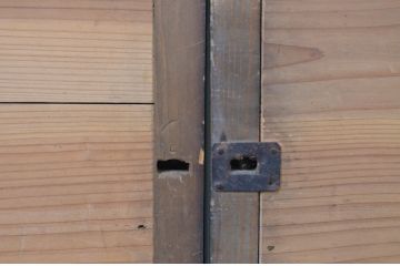 アンティーク建具　杉材　縦格子入り　和モダンな空間づくりにぴったりの板戸窓2枚セット(格子戸、引き戸)(R-067571)