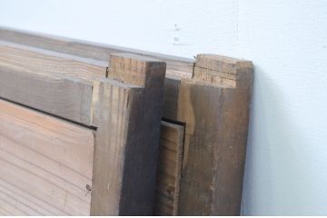 アンティーク建具　杉材　縦格子入り　和モダンな空間づくりにぴったりの板戸窓2枚セット(格子戸、引き戸)(R-067571)