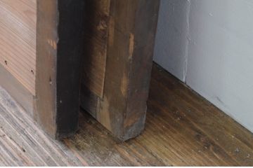 アンティーク建具　杉材　縦格子入り　和モダンな空間づくりにぴったりの板戸窓2枚セット(格子戸、引き戸)(R-067571)