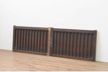アンティーク建具　杉材　縦格子入り　和モダンな空間づくりにぴったりの板戸窓2枚セット(格子戸、引き戸)(R-067572)