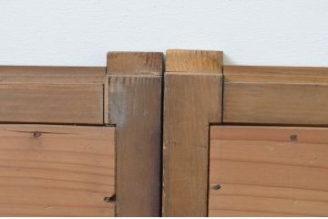 アンティーク建具　杉材　縦格子入り　和モダンな空間づくりにぴったりの板戸窓2枚セット(格子戸、引き戸)(R-067572)