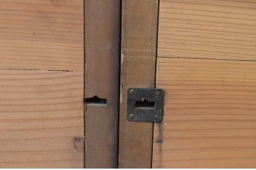 アンティーク建具　杉材　縦格子入り　和モダンな空間づくりにぴったりの板戸窓2枚セット(格子戸、引き戸)(R-067572)