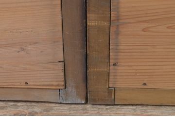 アンティーク建具　杉材　縦格子入り　和モダンな空間づくりにぴったりの板戸窓2枚セット(格子戸、引き戸)(R-067572)