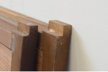 アンティーク建具　杉材　縦格子入り　和モダンな空間づくりにぴったりの板戸窓2枚セット(格子戸、引き戸)(R-067572)