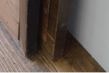 アンティーク建具　杉材　縦格子入り　和モダンな空間づくりにぴったりの板戸窓2枚セット(格子戸、引き戸)(R-067572)
